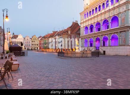 Maisons de marchands colorées à l'aube sur la place du Vieux marché à Poznan Pologne Banque D'Images