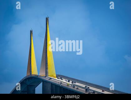Sunshine Skyway Bridge, officiellement connu sous le nom de Bob Graham Sunshine Skyway Bridge, enjambe Tampa Bay en Floride, reliant Petersburg à Terra CEIA Banque D'Images