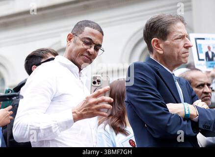 New York, États-Unis. 26 juin 2025. Don Lemon se tient avec les partisans du maire de New York Eric Adams avant qu'Adams ne prenne la parole lors de sa campagne de réélection sur les marches de l'hôtel de ville de New York le jeudi 26 juin 2025. L'assembleur Zohran Mamdani a marqué un étonnant bouleversement contre l'ancien gouverneur de New York Andrew Cuomo dans la primaire démocrate. Maintenant, le maire sortant Eric Adams a lancé sa campagne de réélection. Photo de John Angelillo/UPI crédit : UPI/Alamy Live News Banque D'Images