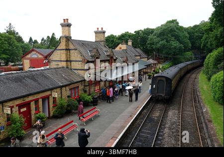 Train à vapeur 46441 Ivatt Class 2 2-6-0 sur le chemin de fer Lakeside and Haverthwaite jusqu'à Windemere, Lake District, Cumbria Banque D'Images