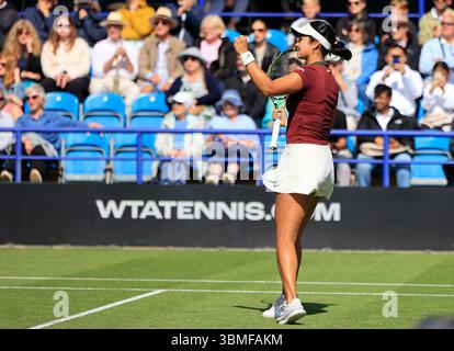 26 juin 2025 ; Devonshire Park, Eastbourne, East Sussex, Angleterre; Lexus International Eastbourne, jour 4 ; Alexandra Eala (PHI) célèbre sa victoire sur Dayana Tastremska (UKR) Banque D'Images