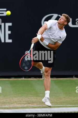 26 juin 2025 ; Devonshire Park, Eastbourne, East Sussex, Angleterre; Lexus International Eastbourne, jour 4 ; Billy Harris (GBR) sert à Ugo Humbert (FRA) Banque D'Images