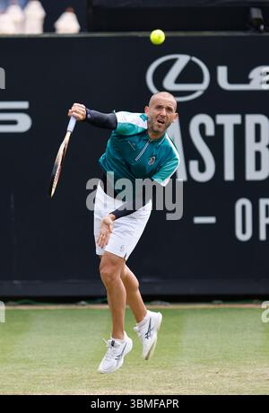 26 juin 2025 ; Devonshire Park, Eastbourne, East Sussex, Angleterre; Lexus International Eastbourne, jour 4 ; Daniel Evans (GBR) sert à Jenson Brooksby (USA) Banque D'Images