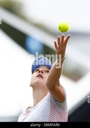 26 juin 2025 ; Devonshire Park, Eastbourne, East Sussex, Angleterre; Lexus International Eastbourne, jour 4 ; Anna Blinkova sert à Maya joint (AUS) Banque D'Images