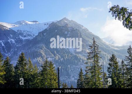 Sentier rouge vers Morskie Oko dans le parc national des Tatra, Pologne Banque D'Images