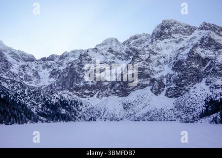 Sentier rouge vers Morskie Oko dans le parc national des Tatra, Pologne Banque D'Images