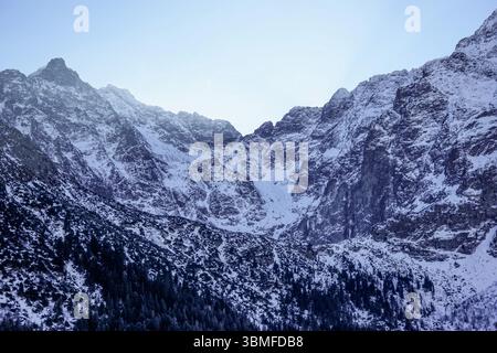 Sentier rouge vers Morskie Oko dans le parc national des Tatra, Pologne Banque D'Images