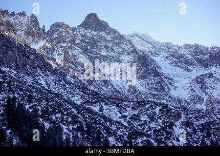 Sentier rouge vers Morskie Oko dans le parc national des Tatra, Pologne Banque D'Images
