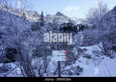 Sentier rouge de Morskie Oko à Czarny Staw Pod Rysami dans le parc national des Tatras, Pologne Banque D'Images
