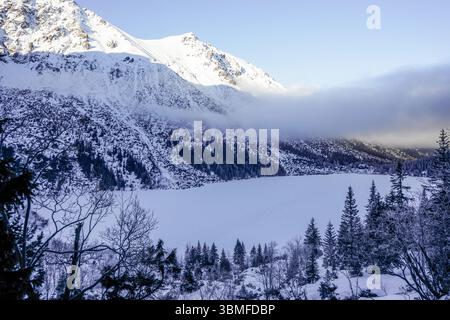 Sentier rouge de Morskie Oko à Czarny Staw Pod Rysami dans le parc national des Tatras, Pologne Banque D'Images