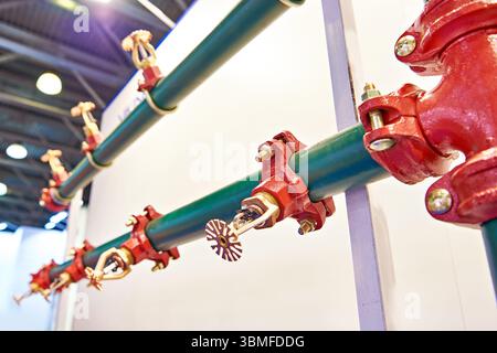 Têtes sprinkleur pulvérisateurs de systèmes d'extinction d'incendie à l'exposition Banque D'Images