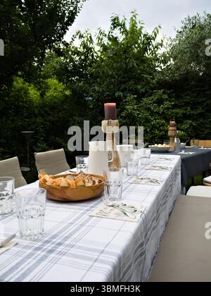 Cadre de table rustique pour une fête dans le jardin dans la soirée tranquille. Banque D'Images