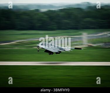 Knob Noster, États-Unis. 30 avril 2025. Un bombardier stratégique furtif B-2 Spirit de l'U.S. Air Force, affecté à la 509th Bomb Wing, commence à décoller de Whiteman Air Force base, le 30 avril 2025 à Knob Noster, Missouri. Crédit : SSGT. Joshua Hastings/U.S. Air Force photo/Alamy Live News Banque D'Images