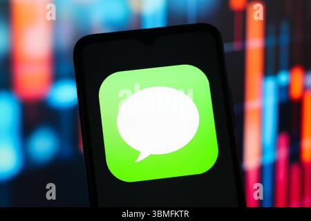 Dans cette illustration photo, le logo iMessage est affiché sur l'écran d'un smartphone. Banque D'Images