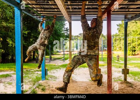 Les soldats de la 194e brigade blindée du Maneuver Center of Excellence, des 197e et 198e brigades d’infanterie, terminent le parcours d’obstacles tout en participant à la compétition de sergent d’exercice de l’année 2025, le 3 juin 2025, à Fort Benning, en Géorgie. Au cours de la compétition, les Sergeants d’exercices doivent faire face à une variété de tests physiques et mentaux, notamment un ACFT, des examens écrits, du tir basé sur des scénarios, de la navigation terrestre, des questions de connaissances posées par un panel, et plus encore. Le sergent-exercice gagnant passera plus tard à la phase suivante de la compétition à l'échelle de l'armée avec le commandement de l'entraînement et de la doctrine de l'armée américaine Banque D'Images