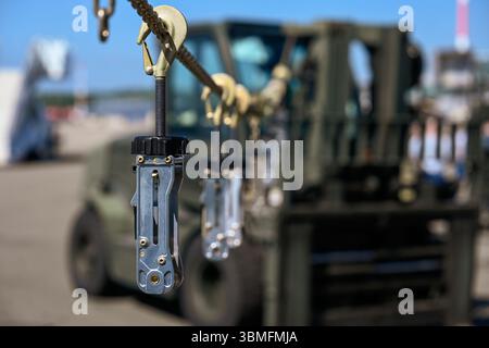 Plusieurs appareils MB-1 sont suspendus à une chaîne lors de la course commémorative Port Dawg du 721e escadron portuaire aérien sur la ligne de vol de la base aérienne de Ramstein, en Allemagne, le 22 mai 2025. L'accrochage d'un appareil MB-1 sur une chaîne pendant un PDMR symbolise un aviateur de transport aérien à travers l'US Air Force qui est décédé l'année précédente. (Photo de l'US Air Force par le sergent d'état-major Joshua T. Crossman) Banque D'Images