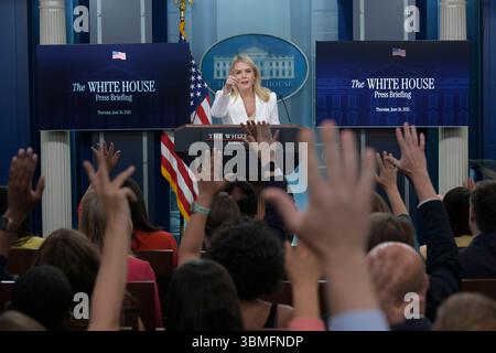 Washington, États-Unis. 26 juin 2025. Karoline Leavitt, attachée de presse de la Maison Blanche, parle d'un journaliste qui a brisé la fuite iranienne dans la zone de conflit du moyen-Orient lors d'un point de presse à Brady Room/Maison Blanche à Washington DC, États-Unis. Crédit : SOPA images Limited/Alamy Live News Banque D'Images