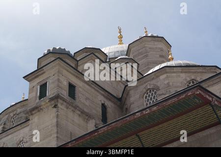 Les dômes et les caractéristiques architecturales uniques d'une mosquée à Istanbul soulignent le design traditionnel turc dans un ciel bleu. Banque D'Images