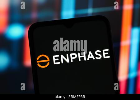 Canada. 26 juin 2025. Dans cette illustration photo, le logo Enphase Energy est affiché sur l'écran d'un smartphone. (Crédit image : © Thomas Fuller/SOPA images via ZUMA Press Wire) USAGE ÉDITORIAL SEULEMENT ! Non destiné à UN USAGE commercial ! Banque D'Images