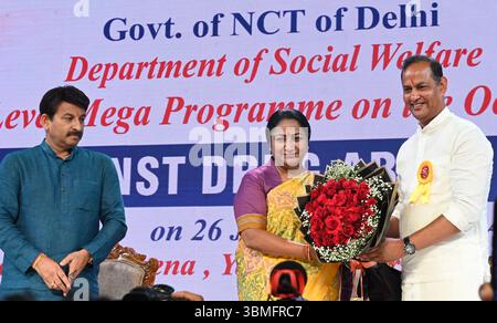 New Delhi, Inde. 26 juin 2025. NEW DELHI, INDE - JUIN 26 : Rekha Gupta, premier ministre de Delhi, Manoj Tiwari, député du Nord-est, et Ravinder Singh (Indraj), ministre du Cabinet de Delhi, lors de la Journée internationale contre l'abus et le trafic illicite de drogues 2025 au complexe sportif Yamuna, le 26 juin 2025 à New Delhi, Inde. S'adressant au rassemblement Delhi cm a déclaré que cette campagne de sensibilisation du public menée par la police de Delhi est louable et que le gouvernement de Delhi y participe épaule à épaule et avec détermination. (Photo de Sonu Mehta/Hindustan Times/Sipa USA ) crédit : Sipa USA/Alamy Live News Banque D'Images