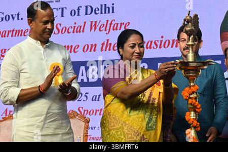 New Delhi, Inde. 26 juin 2025. NEW DELHI, INDE - JUIN 26 : Rekha Gupta, premier ministre de Delhi, Manoj Tiwari, député du Nord-est, et Ravinder Singh (Indraj), ministre du Cabinet de Delhi, lors de la Journée internationale contre l'abus et le trafic illicite de drogues 2025 au complexe sportif Yamuna, le 26 juin 2025 à New Delhi, Inde. S'adressant au rassemblement Delhi cm a déclaré que cette campagne de sensibilisation du public menée par la police de Delhi est louable et que le gouvernement de Delhi y participe épaule à épaule et avec détermination. (Photo de Sonu Mehta/Hindustan Times/Sipa USA ) crédit : Sipa USA/Alamy Live News Banque D'Images