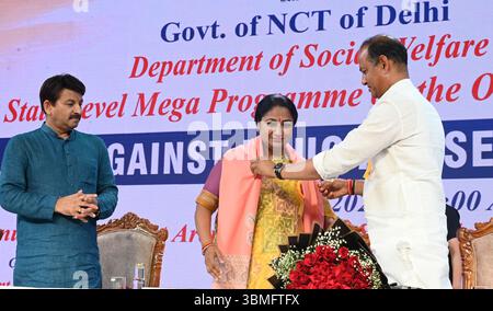 New Delhi, Inde. 26 juin 2025. NEW DELHI, INDE - JUIN 26 : Rekha Gupta, premier ministre de Delhi, Manoj Tiwari, député du Nord-est, et Ravinder Singh (Indraj), ministre du Cabinet de Delhi, lors de la Journée internationale contre l'abus et le trafic illicite de drogues 2025 au complexe sportif Yamuna, le 26 juin 2025 à New Delhi, Inde. S'adressant au rassemblement Delhi cm a déclaré que cette campagne de sensibilisation du public menée par la police de Delhi est louable et que le gouvernement de Delhi y participe épaule à épaule et avec détermination. (Photo de Sonu Mehta/Hindustan Times/Sipa USA ) crédit : Sipa USA/Alamy Live News Banque D'Images