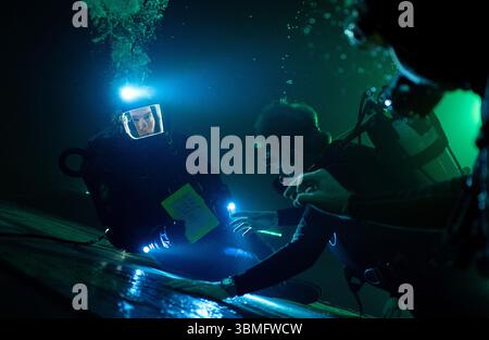 Mission : impossible - The final Reckoning (2025) Tom Cruise Director Christopher McQuarrie sur le tournage de *Filmstill - usage éditorial seulement* Voir SP Banque D'Images
