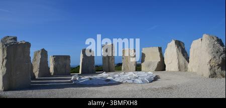 Sculpture moderne en cercle de pierre sous un ciel bleu clair sur l'île de Portland, Dorset, Angleterre, capturée en juin. Banque D'Images