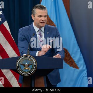 Washington, États-Unis d'Amérique. 26 juin 2025. Washington, États-Unis d'Amérique. 26 juin 2025. Le secrétaire américain à la Défense Pete Hegseth, répond à une question posée lors d'une conférence de presse sur l'efficacité de l'opération Midnight Hammer au Pentagone, le 26 juin 2025 à Washington, DC crédit : Kashif Basharat/Département de la Défense/Alamy Live News Banque D'Images