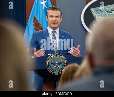 Washington, États-Unis d'Amérique. 26 juin 2025. Washington, États-Unis d'Amérique. 26 juin 2025. Le secrétaire américain à la Défense Pete Hegseth, répond à une question posée lors d'une conférence de presse sur l'efficacité de l'opération Midnight Hammer au Pentagone, le 26 juin 2025 à Washington, DC crédit : Kashif Basharat/Département de la Défense/Alamy Live News Banque D'Images