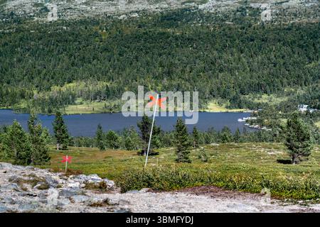 Lac Grövelsjön entouré de montagnes dans la réserve naturelle de Långfjället, idéal pour l'éco-tourisme et les amoureux de la nature à la recherche d'aventure en plein air en Suède Banque D'Images