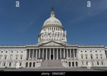 Washington DC - 22 juin 2025 : bâtiment du Capitole des États-Unis sur un fond de ciel bleu clair Banque D'Images