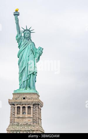 Statue de la liberté ciel gris - ciel nuageux Lady Liberty on Liberty Island - New York - site historique national - Frédéric Auguste Bartholdi Banque D'Images