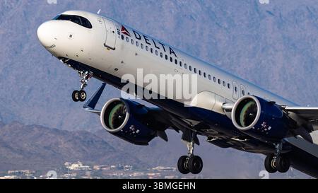 Sky Harbor Airport 6-14-2025 Phoenix AZ États-Unis Delta Airlines Airbus A321neo N522DA départ de Phoenix Sky Harbor Intl. Aéroport. Banque D'Images