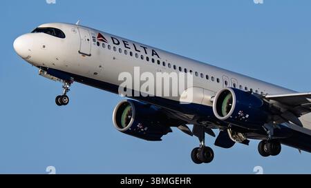 Sky Harbor Airport 6-14-2025 Phoenix AZ États-Unis Delta Airlines Airbus A321neo N522DA départ de Phoenix Sky Harbor Intl. Aéroport. Banque D'Images