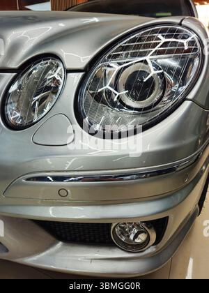 Mercedes-Benz E55 AMG projecteur avant et pare-chocs détail Banque D'Images