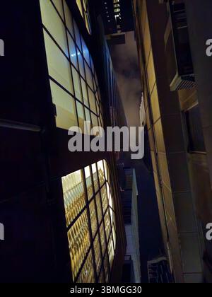 Hong Kong Night Urban Canyon lumière fenêtre perspective Banque D'Images