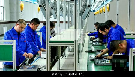 ZHANGYE, CHINE - 26 JUIN 2025 - les travailleurs assemblent des piles de chargement de 7KW et 14KW AC sur une nouvelle chaîne de production de piles de chargement de véhicule à énergie dans la ville de Zhangye, province du Gansu, Chine, le 26 juin 2025. Banque D'Images