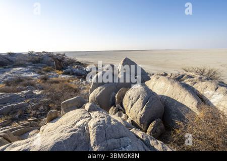 Roches rondes de l'île de Kubu avec vue sur le salin, île de Kubu (Lekubu), Sowa Pan, Makgadikgadi Salt Pans, Botswana, Afrique Banque D'Images