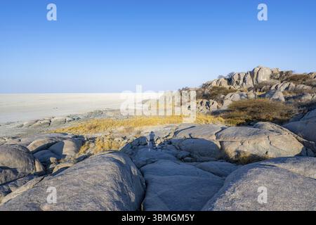 Roches rondes de l'île de Kubu avec vue sur le salin, île de Kubu (Lekubu), Sowa Pan, Makgadikgadi Salt Pans, Botswana, Afrique Banque D'Images