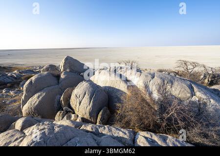 Roches rondes de l'île de Kubu avec vue sur le salin, île de Kubu (Lekubu), Sowa Pan, Makgadikgadi Salt Pans, Botswana, Afrique Banque D'Images