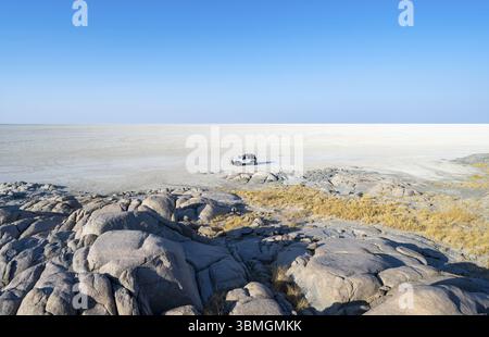 Rochers ronds de l'île de Kubu avec vue sur la salière, véhicule hors route sur la salière, île de Kubu (Lekubu), Sowa Pan, Makgadikgadi Salt Pans, Bots Banque D'Images
