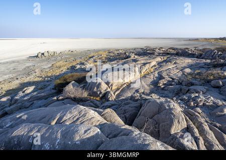 Roches rondes de l'île de Kubu avec vue sur le salin, île de Kubu (Lekubu), Sowa Pan, Makgadikgadi Salt Pans, Botswana, Afrique Banque D'Images