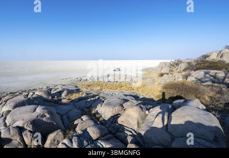 Rochers ronds de l'île de Kubu avec vue sur la salière, véhicule hors route sur la salière, île de Kubu (Lekubu), Sowa Pan, Makgadikgadi Salt Pans, Bots Banque D'Images