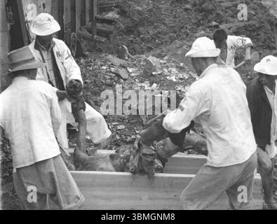 Victimes de guerre, civils. Vraisemblablement Shangai ou dans les environs immédiats. Seconde Guerre mondiale en Asie. La seconde guerre sino-japonaise débute le 7 juillet 1937 a. Banque D'Images