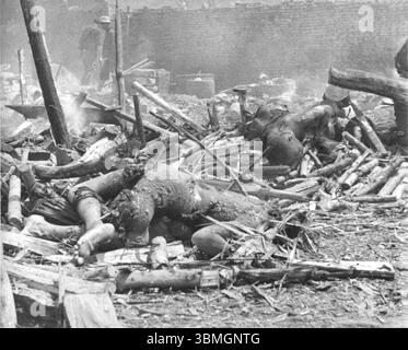 Victimes de guerre, civils. Vraisemblablement Shangai ou dans les environs immédiats. Seconde Guerre mondiale en Asie. La seconde guerre sino-japonaise débute le 7 juillet 1937 a. Banque D'Images