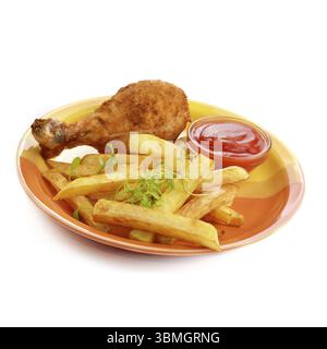 Cuisses de poulet frites avec frites isolées sur blanc, Sumy, Ukraine, Europe Banque D'Images