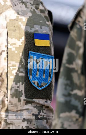 16 juin 2025, Ukraine, Butscha : le drapeau ukrainien et un écusson avec le trident connu sous le nom de Trysub (emblème national de l'Ukraine et symbole national important) peuvent être vus sur l'uniforme militaire d'une femme soldat de l'unité mobile volontaire de défense aérienne 'sorcières de Buksha' à Buksha près de Kiev, la capitale de l'Ukraine, le 16 juin 2025. Les « sorcières de Butsha » ne font pas partie de l'armée, mais une unité de volontaires subordonnée au gouvernement régional qui surveille le ciel au-dessus de Butsha contre les attaques de drones russes. Photo : Matthias Balk/dpa Banque D'Images