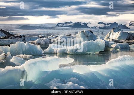 Coucher de soleil spectaculaire dans le célèbre lagon du glacier de Jokulsarlon en Islande Banque D'Images