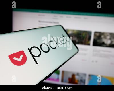Allemagne. 06 juin 2025. Dans cette illustration photo, un smartphone avec le logo du service de bookmarking social Pocket (Mozilla) est vu sur l'écran devant le site Web. (Photo timon Schneider/SOPA images/SIPA USA) *** strictement à des fins éditoriales *** crédit : SIPA USA/Alamy Live News Banque D'Images
